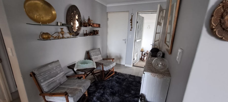 6 Bedroom Property for Sale in Hoogland Western Cape